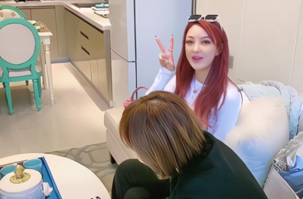 炫富成瘾！初代网红郭美美晒百万公寓，曾碰瓷黄景瑜被光速打脸