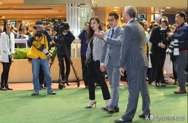 郭富城携方媛高调现马场，小香风外套配9分裤，生图大圆脸好抢镜