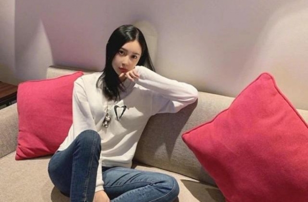 潘玮柏娇妻晒照，未受网络传言影响，晒钻戒成人生赢家