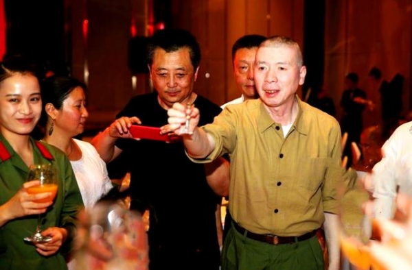 冯小刚后新炮手李诚儒怒斥演员请就位青年演员送礼？北大博导力挺