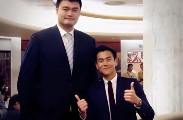 和姚明合影不能站着，杨紫、陈乔恩都是反面教材，唯独杨幂很聪明
