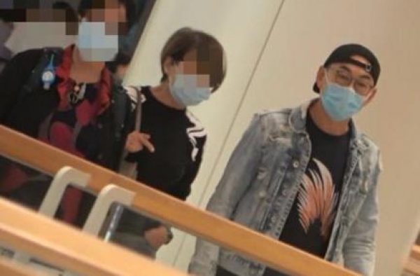 知名港星戴志伟现身，和老婆一前一后很疏离，曾出轨小30岁同事