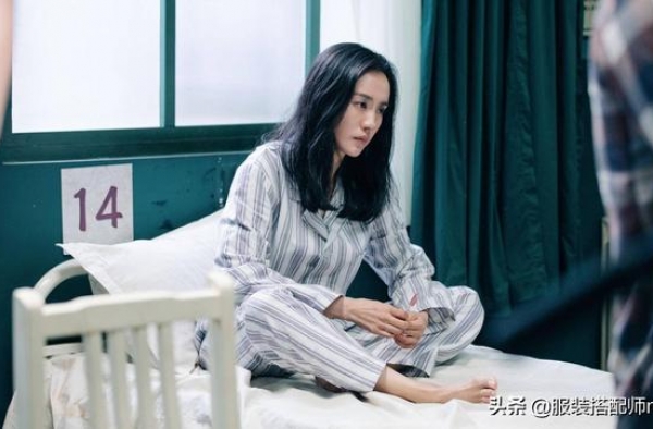 王智的腿是有多细？过膝长筒靴当裤子穿还塞不满，凹出超模腿抢镜