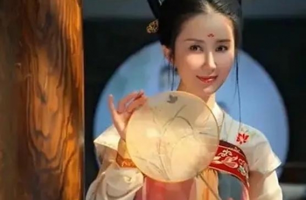 舒畅撞脸蔡明，下巴尖锐苹果肌高耸，网友：女星最终都是蔡明