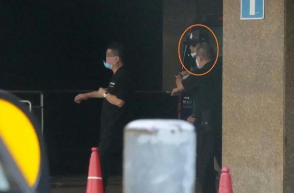 57岁视帝罗嘉良独自现身癌症中心还逗留，穿戴严实身形佝偻