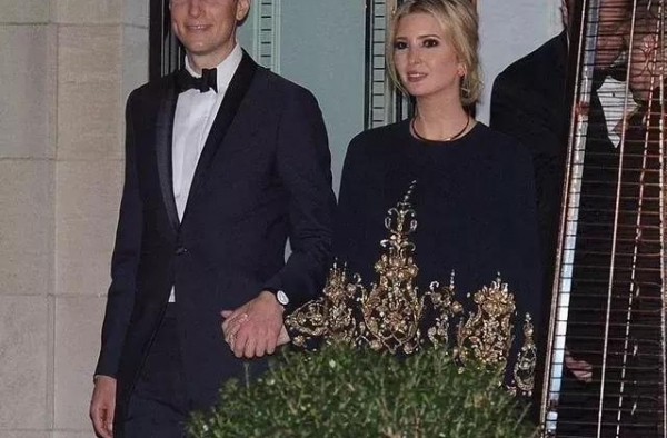 美国第一千金伊万卡穿金色纹路华服太高贵，平时超爱搞怪很可爱