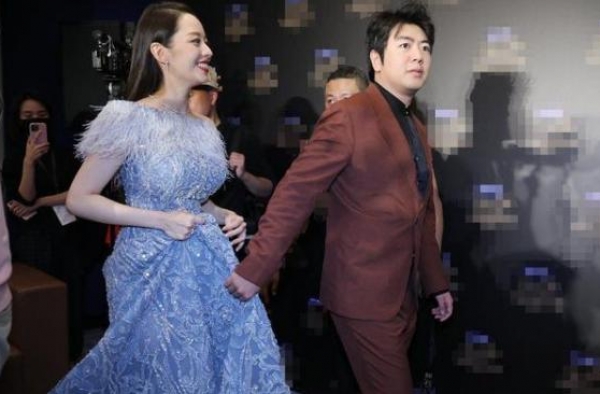 “人间芭比”吉娜怀孕6个月，腰围仅53公分，比超模还细十厘米