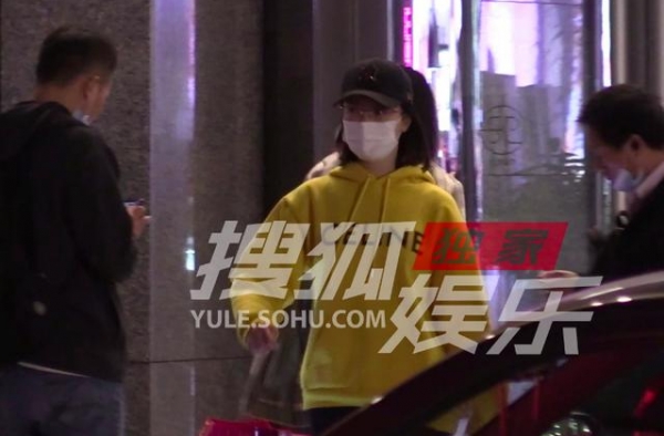 43岁陈数到奢侈品店购物，买几大包多到助理帮提，网友：真有钱