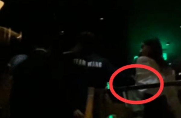 王嘉尔房子塌了？被曝和女网红在酒吧牵手蹦迪，反黑站火速澄清