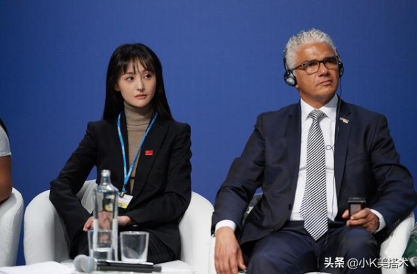 长脸！郑爽联合国发言，一身职业装干练自信，配高领毛衣气质好