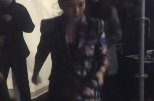 34岁何洁近况心酸？拼命赚钱养4娃，演唱会被嘲腿粗身材管理差
