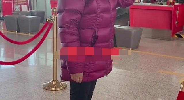 刘晓庆罕现身，红棉袄配打底裤显老又臃肿，身边不见粉丝接机