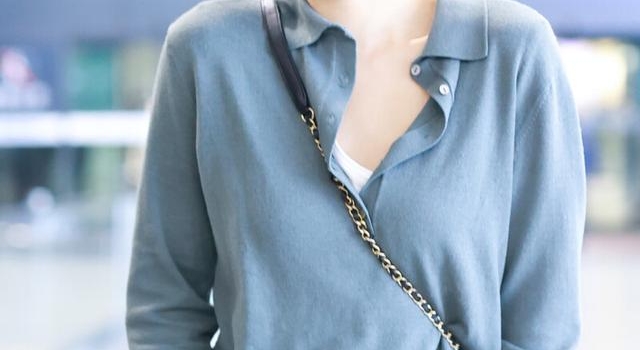 张嘉倪一袭灰色开领POLO大玩中性美，头戴渔夫帽遮不住笑容