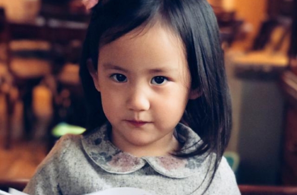 6岁黄少艾终于摘掉“假小子”标签，五官精致可爱，瞬间美成仙女