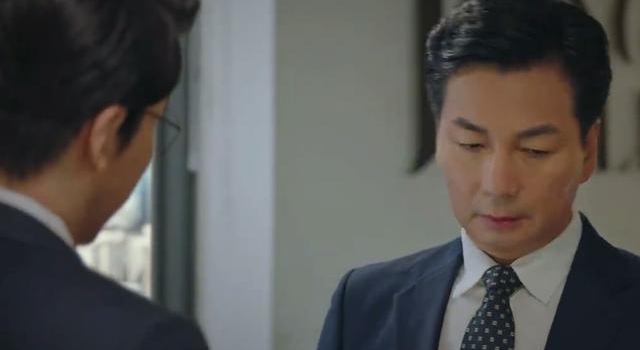《顶楼》：尹室长背叛丹泰帮助秀莲，为何选择自杀而不是逃到国外