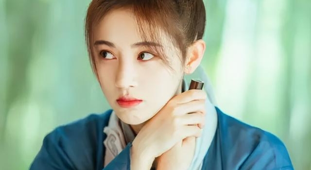 女明星为了发际线有多拼？蒋梦婕戴假发片，鞠婧祎糊了满脑袋粉