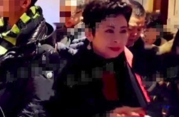 58岁董文华近照曝光，脸部浮肿显老，与丈夫相爱40年不离不弃