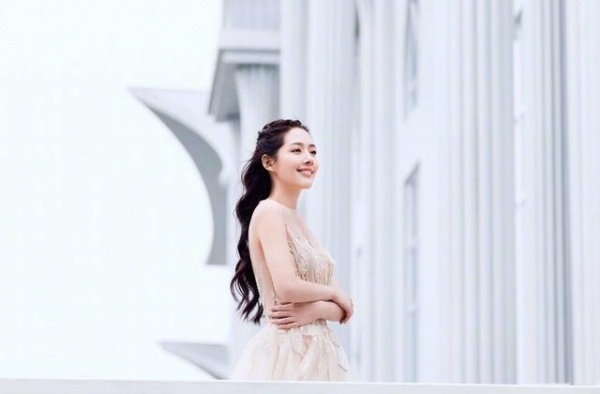 郭碧婷太美了，产后身材依旧纤细如少女，向太送豪宅奖励郭碧婷