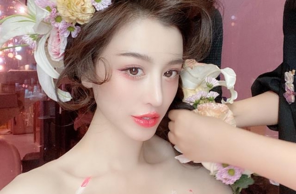 刘翔前妻葛天晒照惹质疑，衣着暴露锁骨凹陷，离婚后仍孤身一人