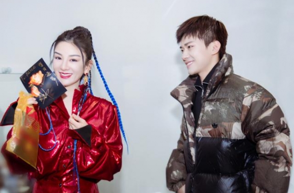 黄奕追星易烊千玺，只因为女儿要签名照，直夸弟弟是我的菜