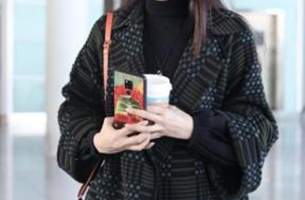 陶虹不知是否有意，穿风衣够时尚了，还把牛仔裤腰的标签翻了出来