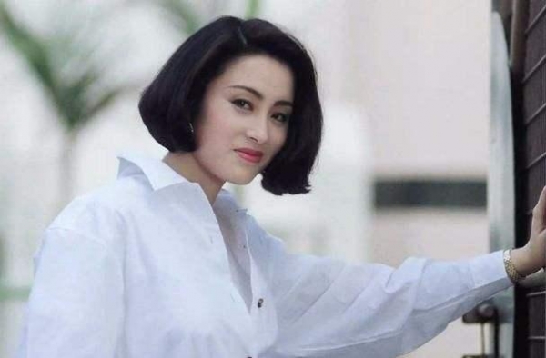 52岁张敏与小男友合影，昔日女神容颜不再，皮肤紧致却感觉僵硬