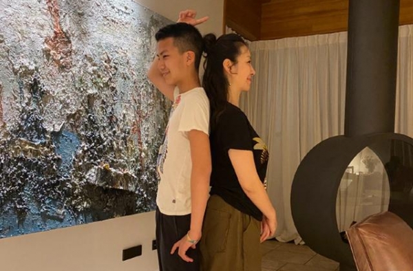 胡军妻子卢芳为儿子庆生，12岁康康身高超妈妈，萌娃变成了少年