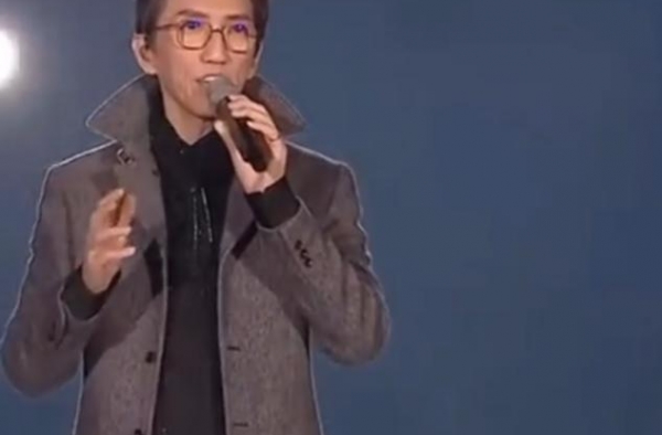 54岁林志炫登舞台，病后瘦到脸上无肉，衣服也是几年前旧物？