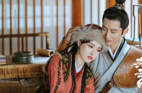 唐嫣直播遇粉丝拿结婚照求签名，满脸幸福难遮掩，与罗晋太恩爱了