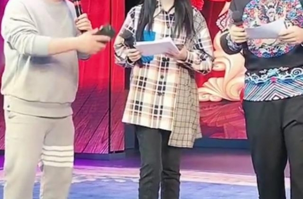 赵本山子女表演被批不专业，唱歌讲话拿台本念，和郭麒麟没法比？