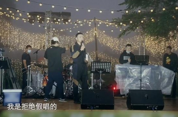 央视主持人被安排假唱，拒绝后却遭冷落，独自尴尬显心酸
