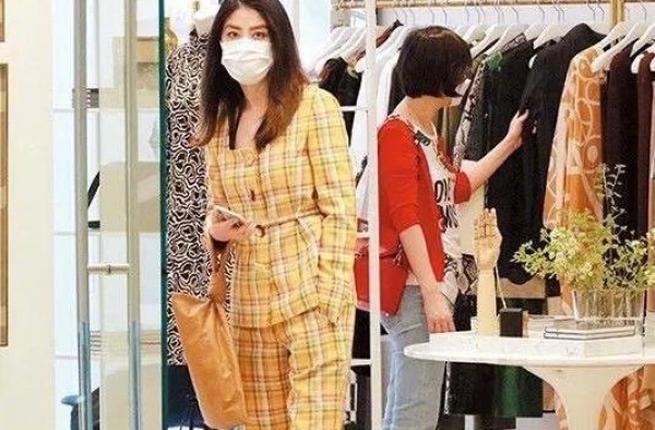 48岁陈慧琳街拍生图曝光，身材颜值超能打，女神不会老的吗？