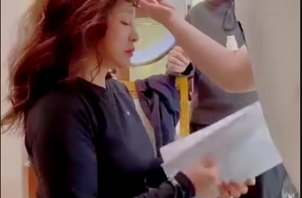 66岁刘晓庆坐马桶化妆背台词，宛如一张假脸，令人唏嘘不已