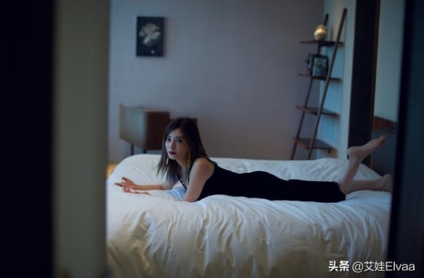 赵薇机场秀被＂吐槽＂，穿大衣内长外短失水准，身材五五分太显矮