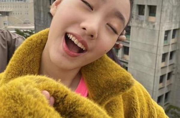 小S晒女儿丑照，大女儿一改往日高冷脸，对镜头扮鬼脸超可爱