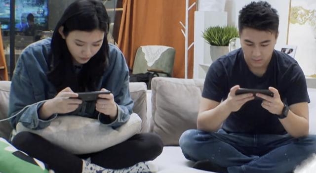 奚梦瑶打游戏太菜被老公骂！何猷君气得拍手又跺脚，女方委屈抗议