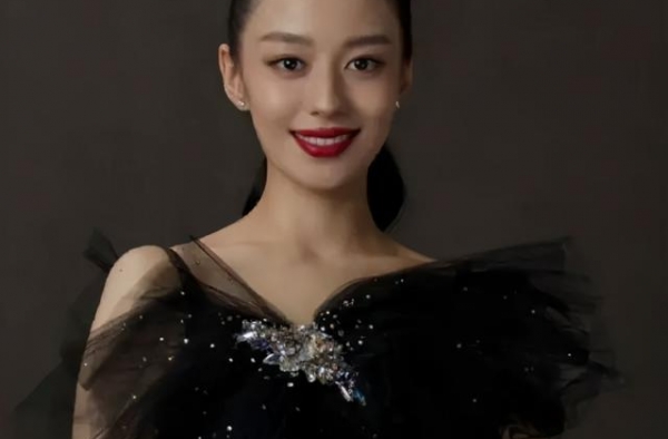 怀孕六个月身材没变化，吉娜就是凡尔赛女主本人吧