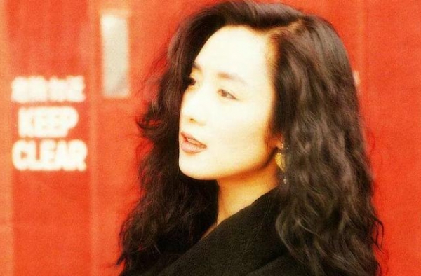 58岁吕秀菱近照曝光，时隔39年与钟镇涛合照，俊男靓女仍般配