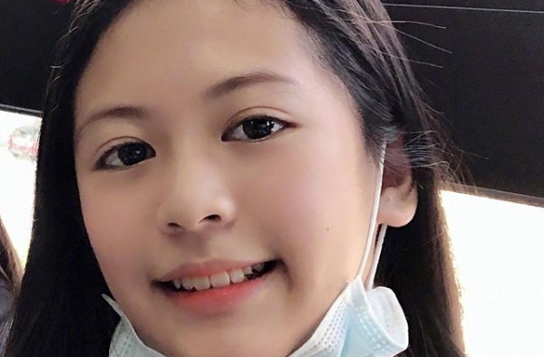“亚姐冠军”翁虹13岁女儿近照曝光，颜值颇高神似阿娇
