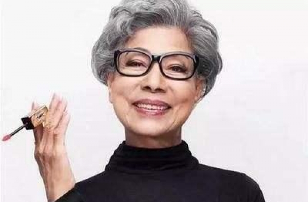 欧阳震华为86岁罗兰庆生，因演“鬼婆”被嫌晦气，至今无人敢娶