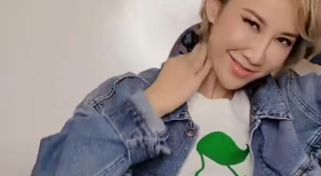 45岁李玟抹胸裙秀好身材，状态好似少女，腋下褶子暴露真实年龄