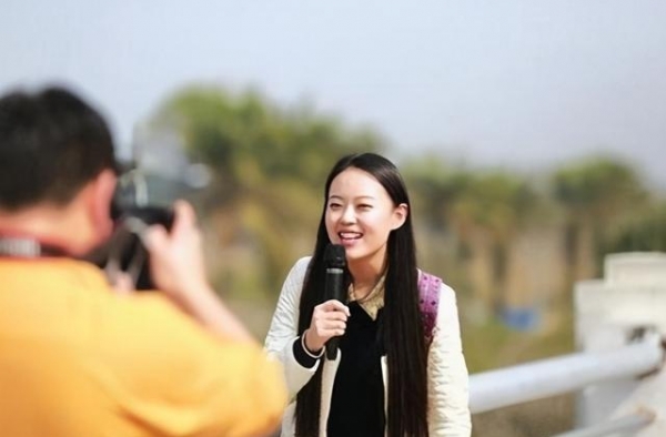 她是最美女主持，也是最美母亲，年仅26岁患病去世，朱迅致悼词