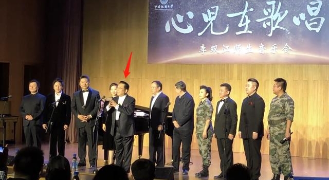 81岁李双江低调现身发福明显，奋力高歌精气足，获台下众人围拍