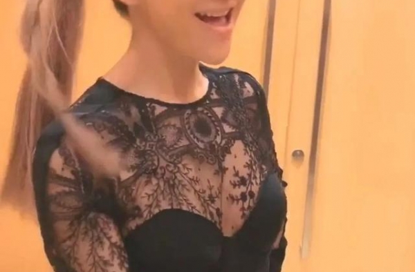 李玟穿蕾丝透视装配上一头黄发，前凸后翘的身材妖娆又性感