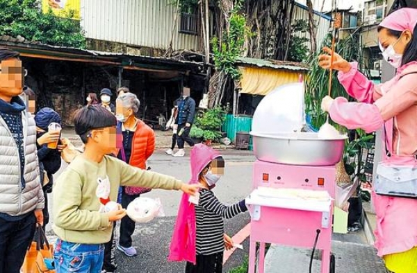 明星带货直播不算啥，昔日全能女星摆摊卖棉花糖月入几十万