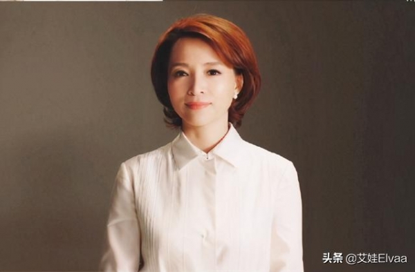 董卿《主持人大赛》私服合集，上千衣裙配短发，同龄女主持里少见