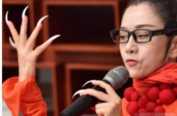 杨丽萍为保持身材不生孩子，座驾品味独特，比大劳有气场