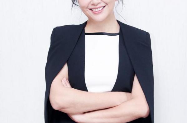 江珊真不服老，奔六的年纪穿紧身裙，身材曼妙似少女