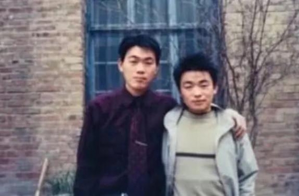 王宝强身家早已过亿，亲哥哥却在卖烧饼，哥哥的话让网友沉默了