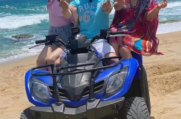 林志颖晒全家福，娇妻穿粉色上衣短裤秀模特身材，哪像三孩子妈！
